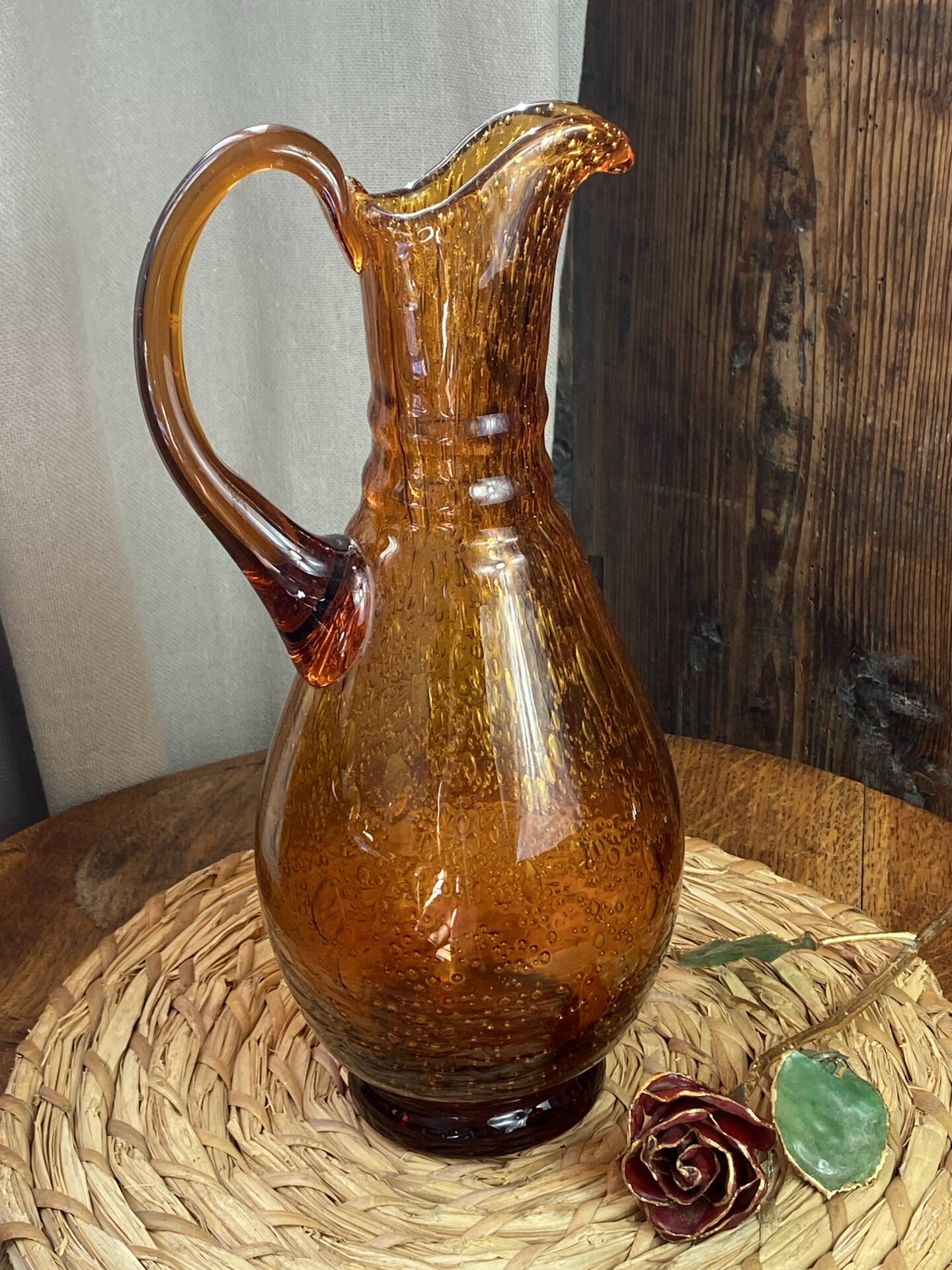 Grand pichet en verre bullé ambré 
