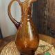 Grand pichet en verre bullé ambré 