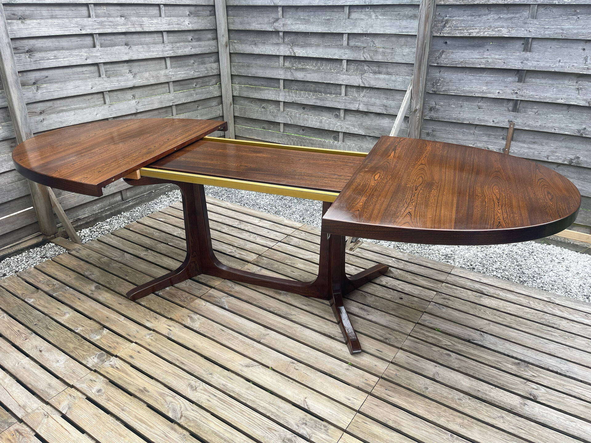 Extendable oval table Baumann, for up to 12 place settings.