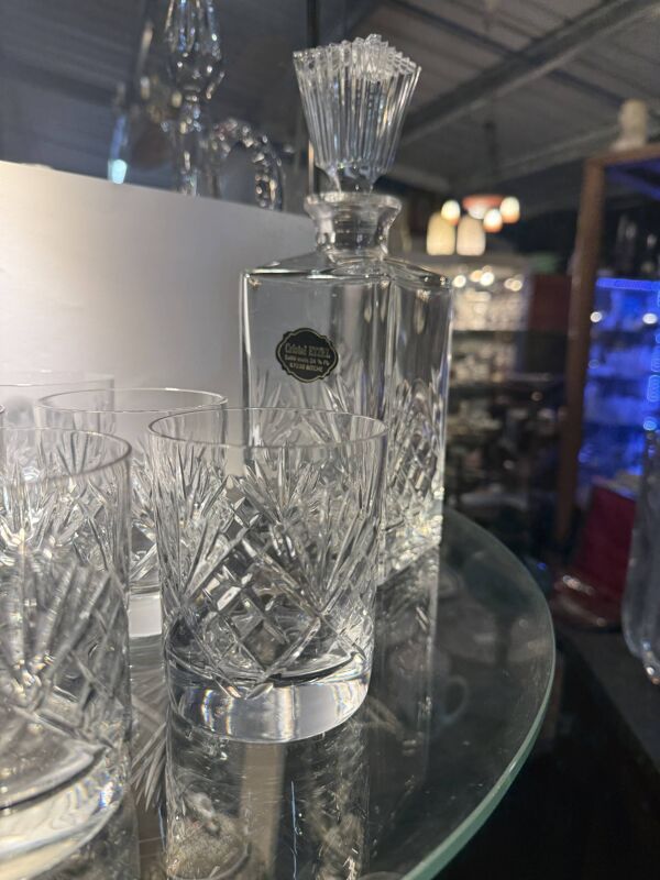 6 verres à whisky et 1 carafe en cristal