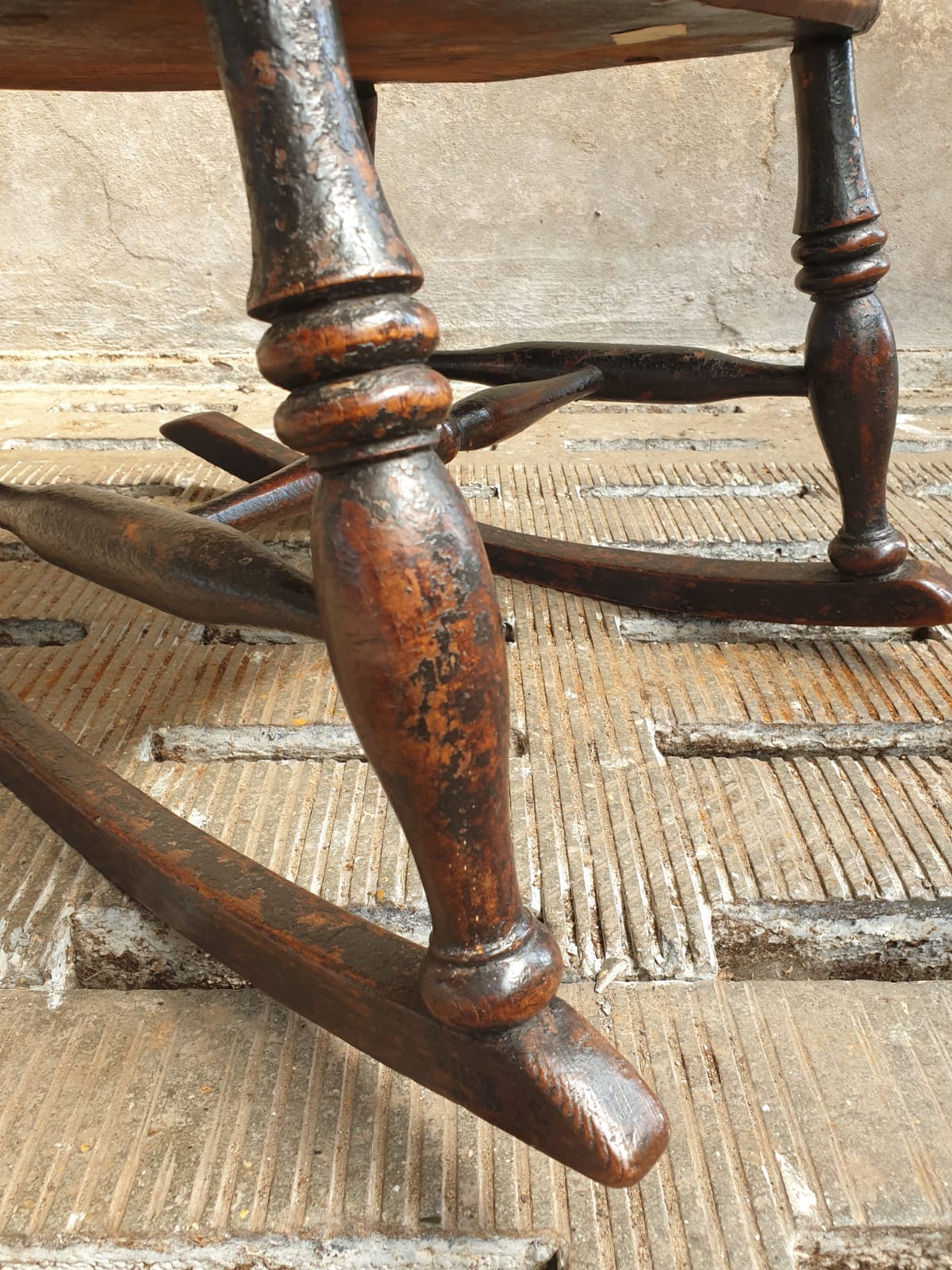 Antique rocking chair Windsor 1840