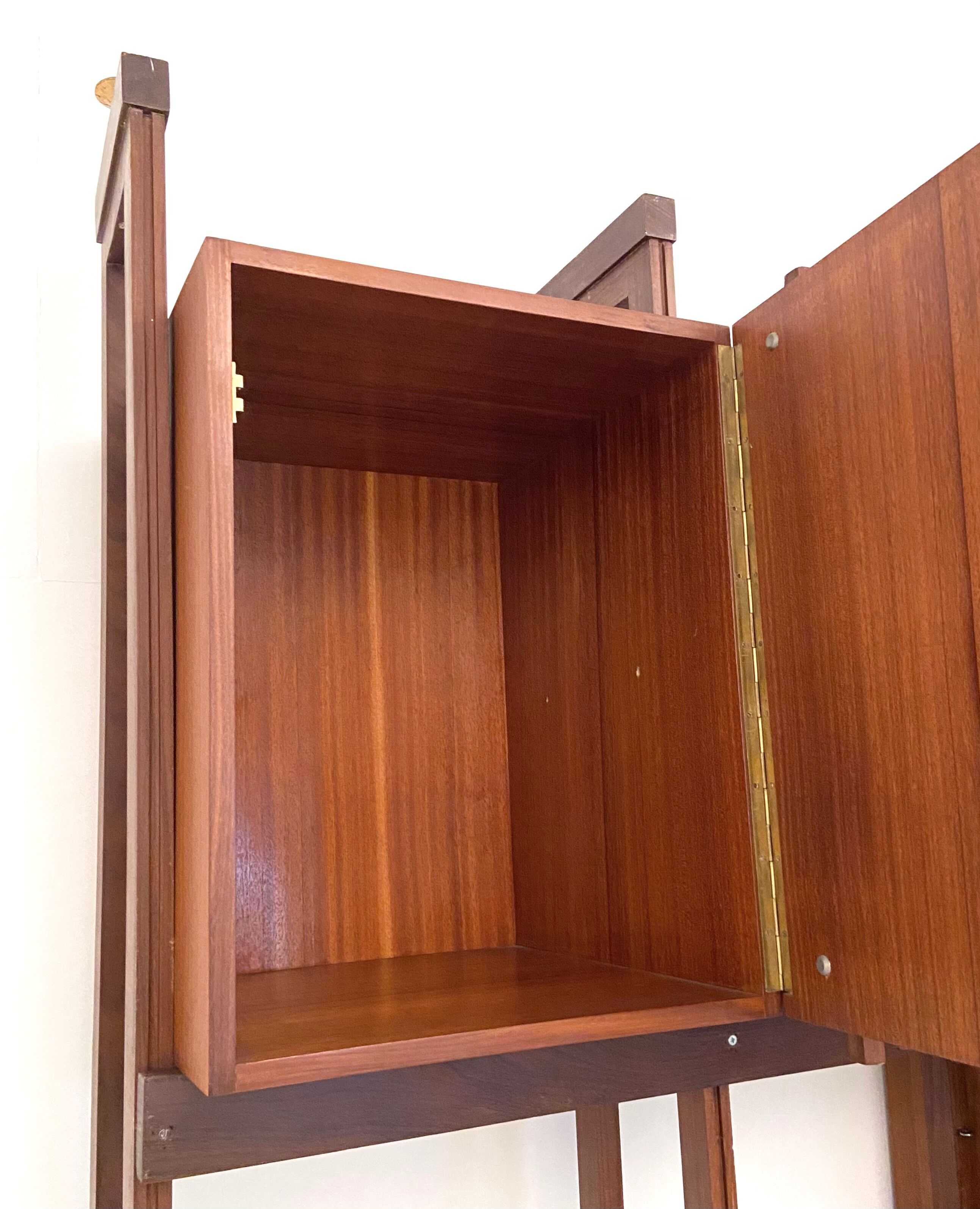 Bibliothèque en teck, noyer et laiton, Italie, années 1960