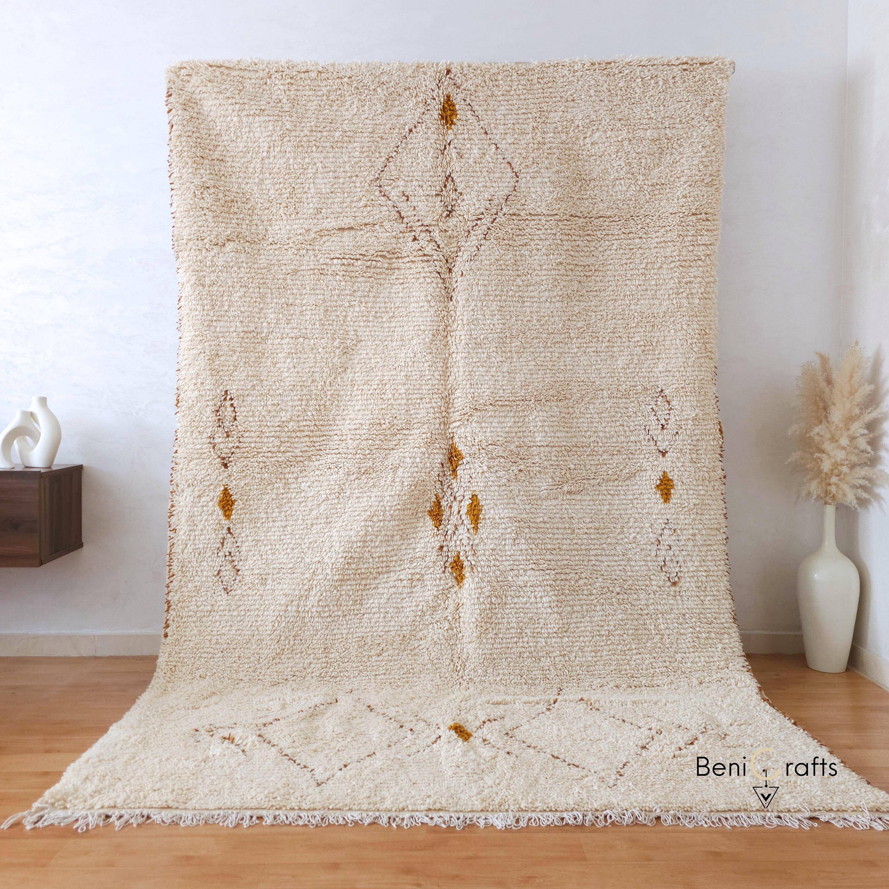 Large Moroccan rug made of natural wool, dimensions 250x150 cm, handmade.