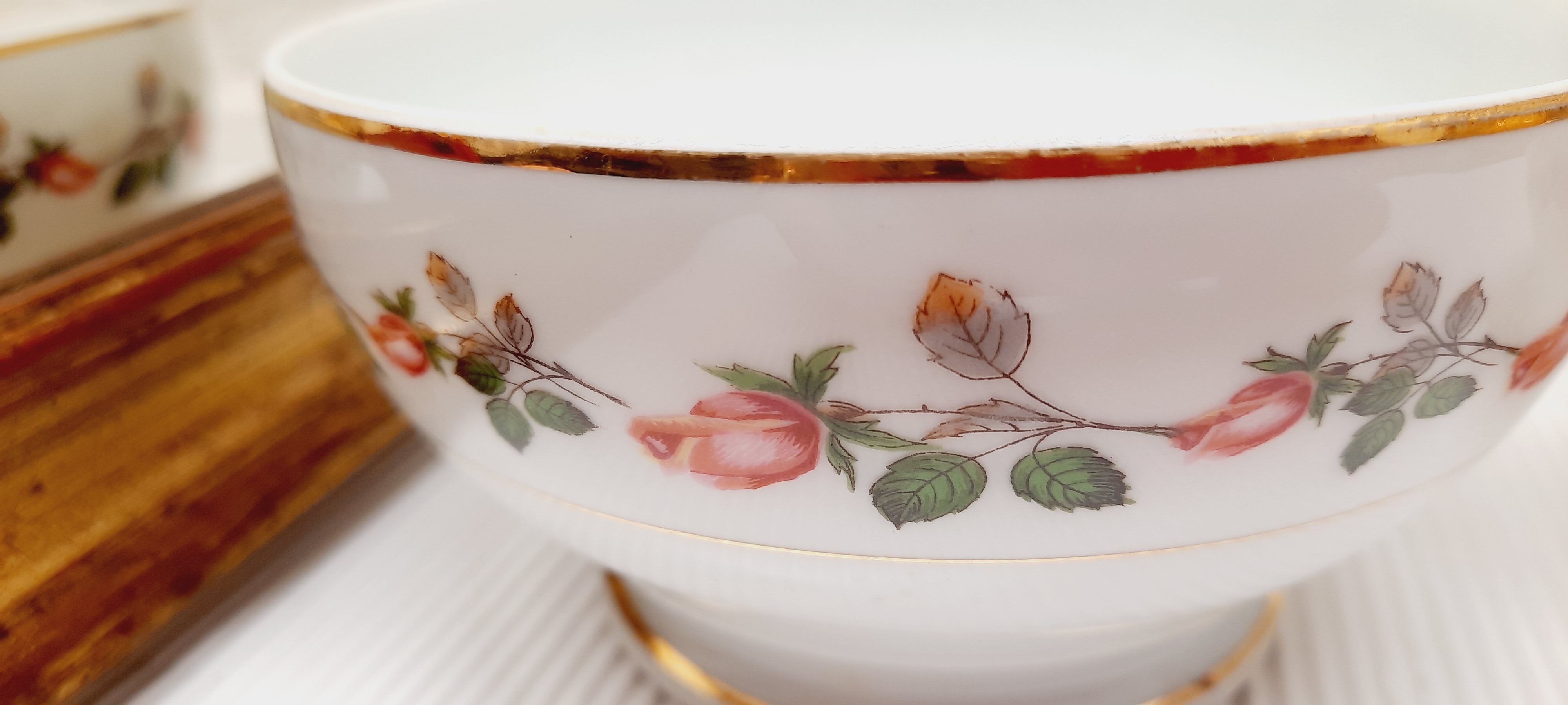 Pair porcelain bowls garland roses