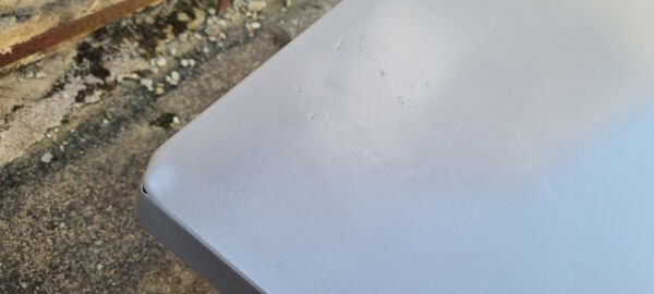 Table tolix, design indus, et ses 3 chaises pliantes, dessinés par xavier pauchard