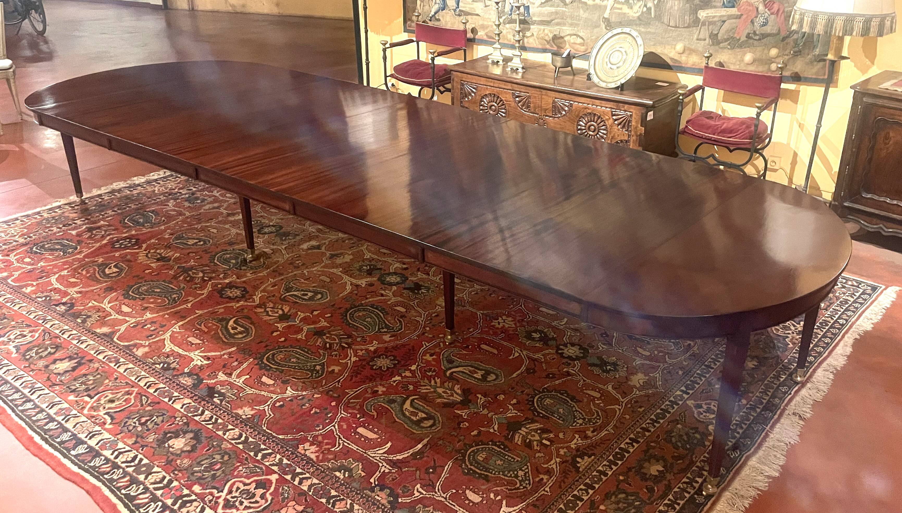 Extensible Louis XVI dining table in period Directoire mahogany.