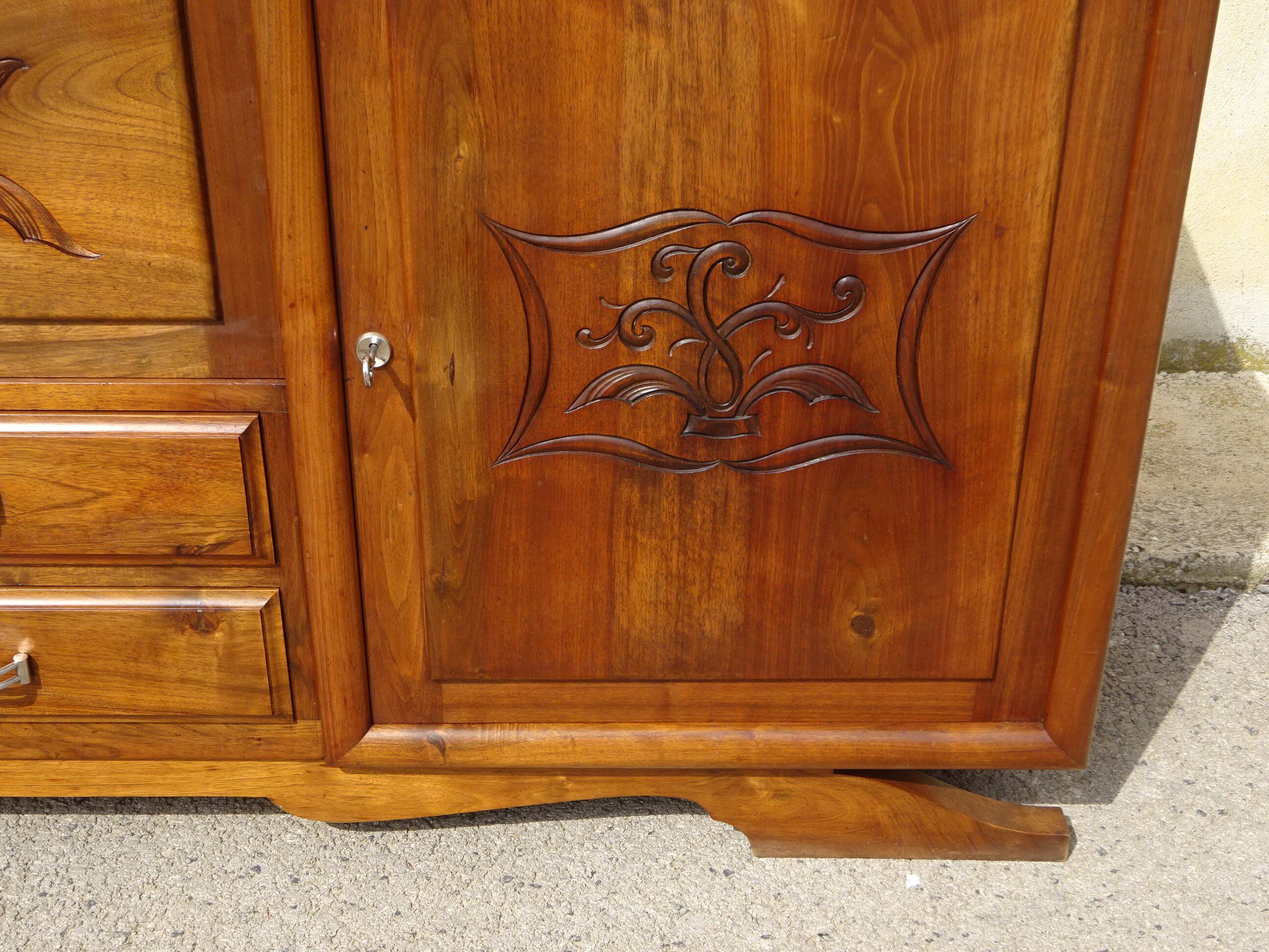 Large buffet en noyer massif, dessus en marbre noir