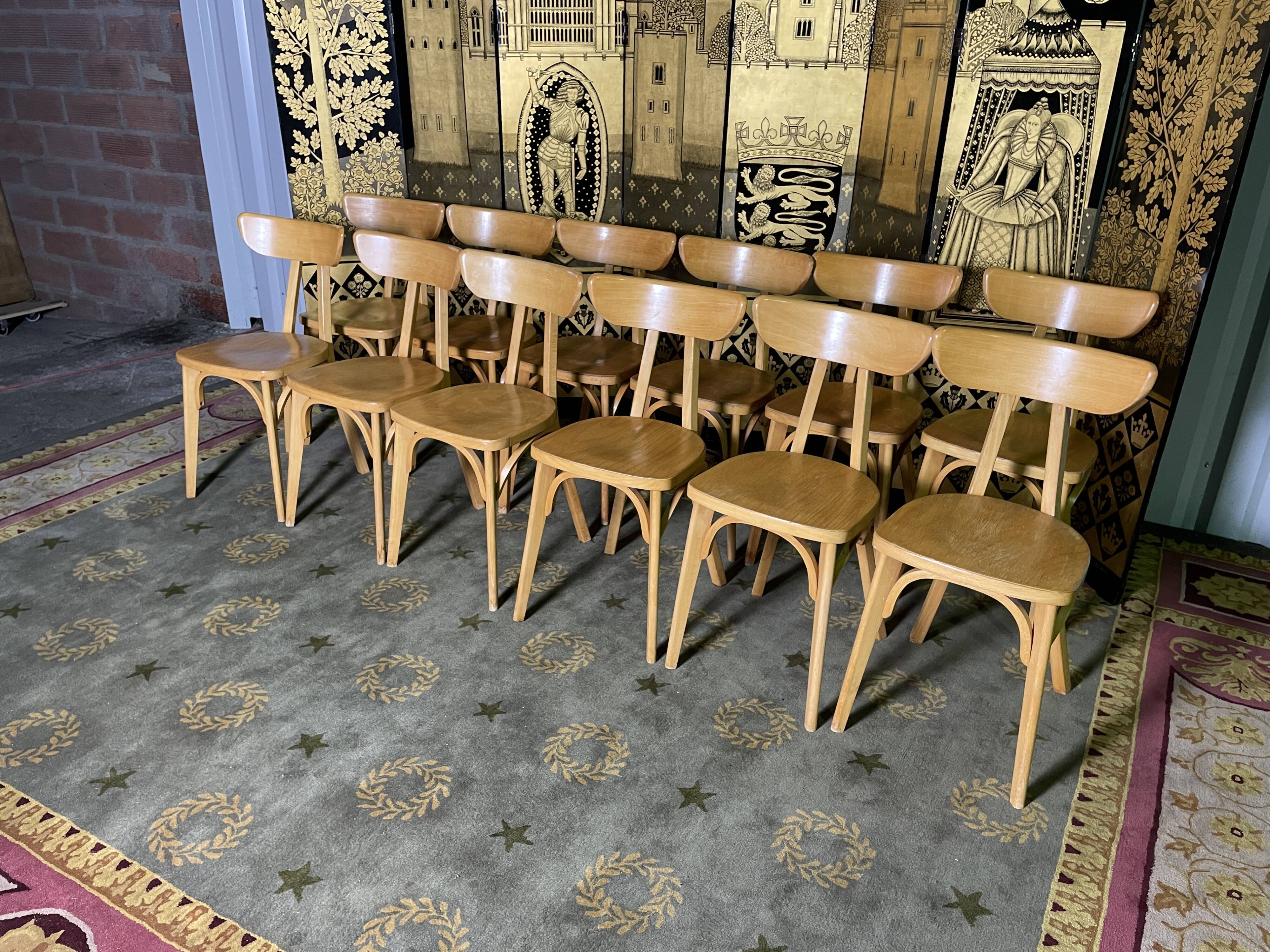 Suite de 12 chaises de bistrot modèle « Banane » Luterma