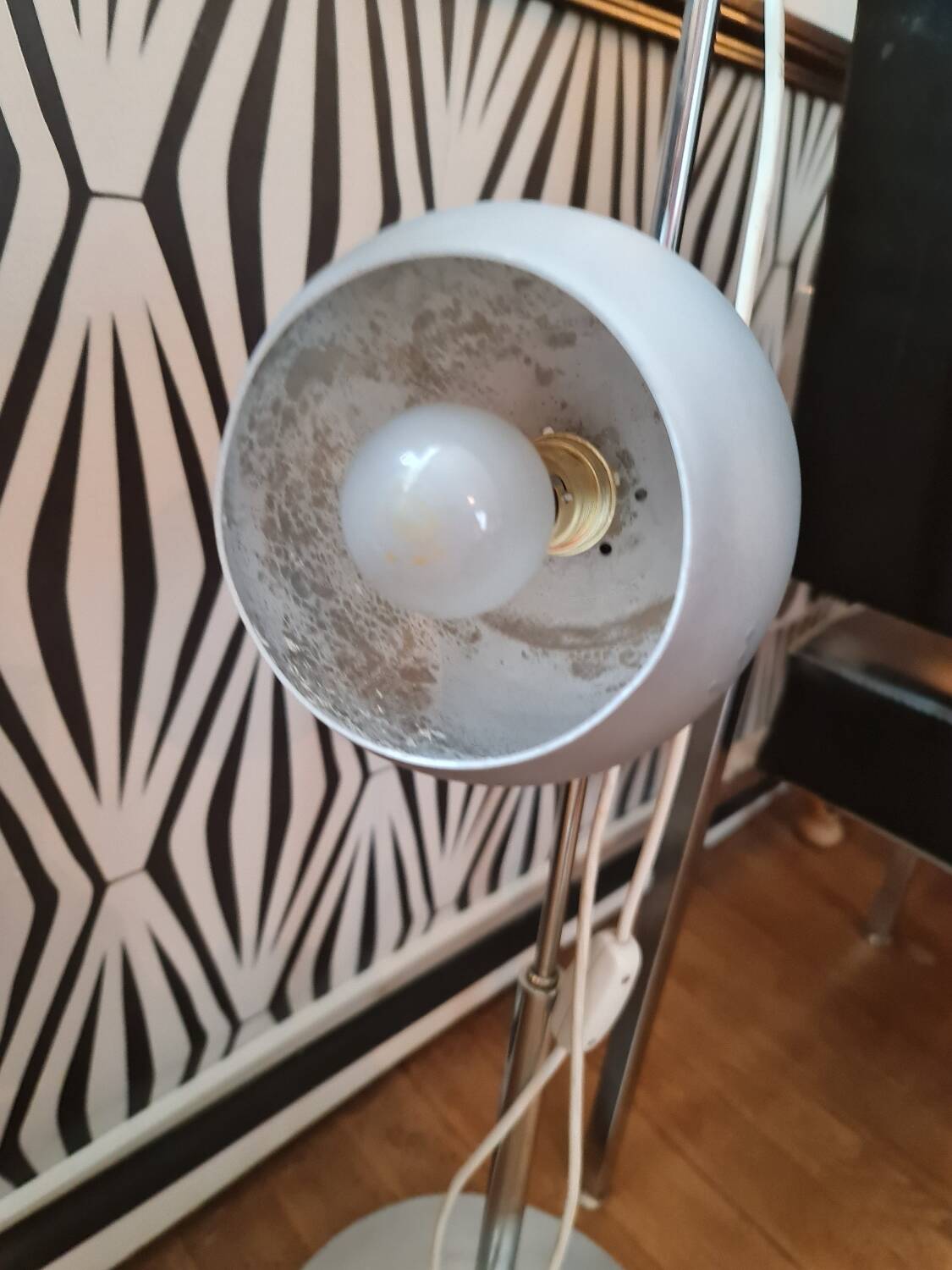 Two-light floor lamp with removable magnetic Eyes Ball.