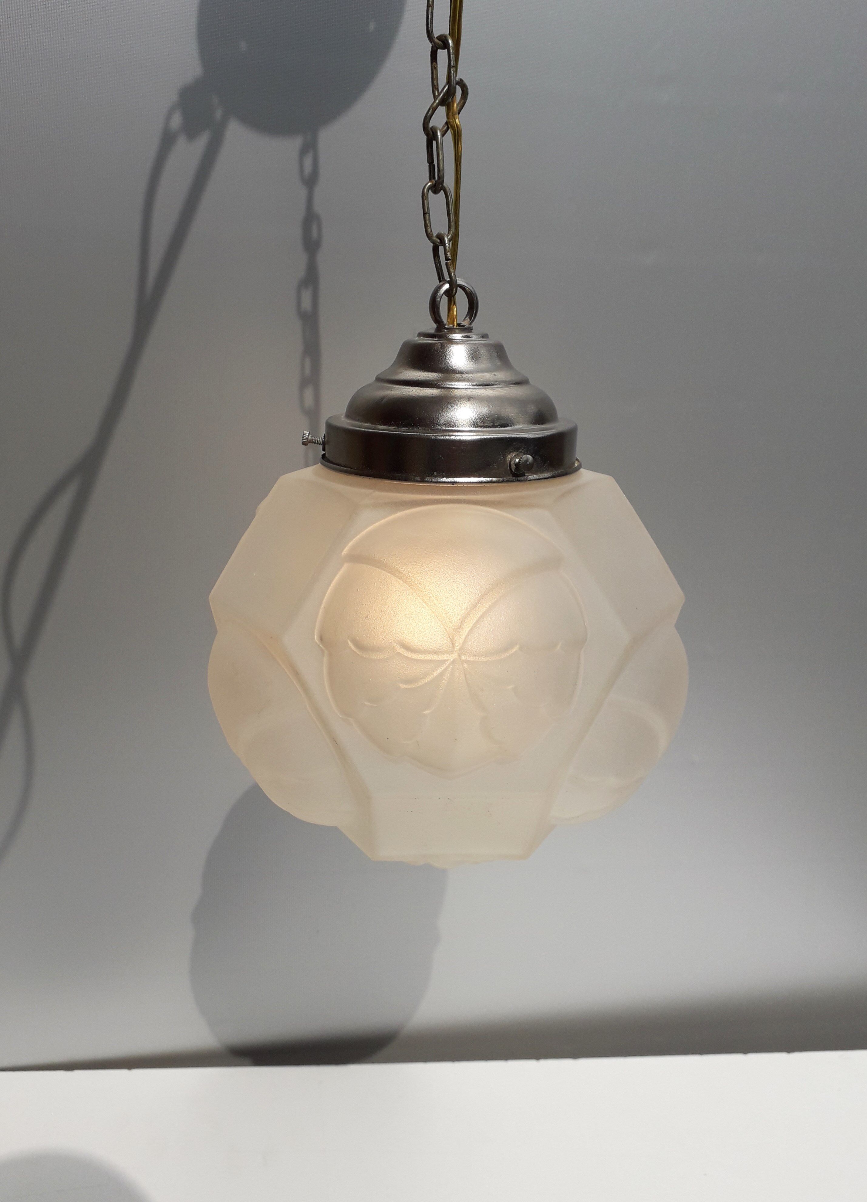 Suspension art déco globe verre moulé pressé 1930