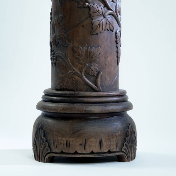 Colonne en bois sculpté à la main, ornée d'un motif de vigne, France, années 1950