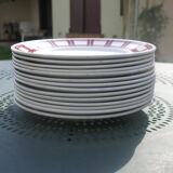 14 assiettes plates de chez badonvillier à damier bordeaux