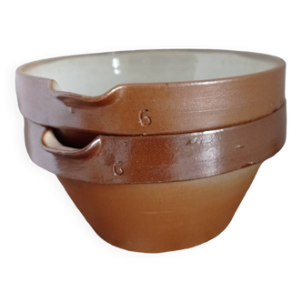Enamelled stoneware bowl with pouring spout