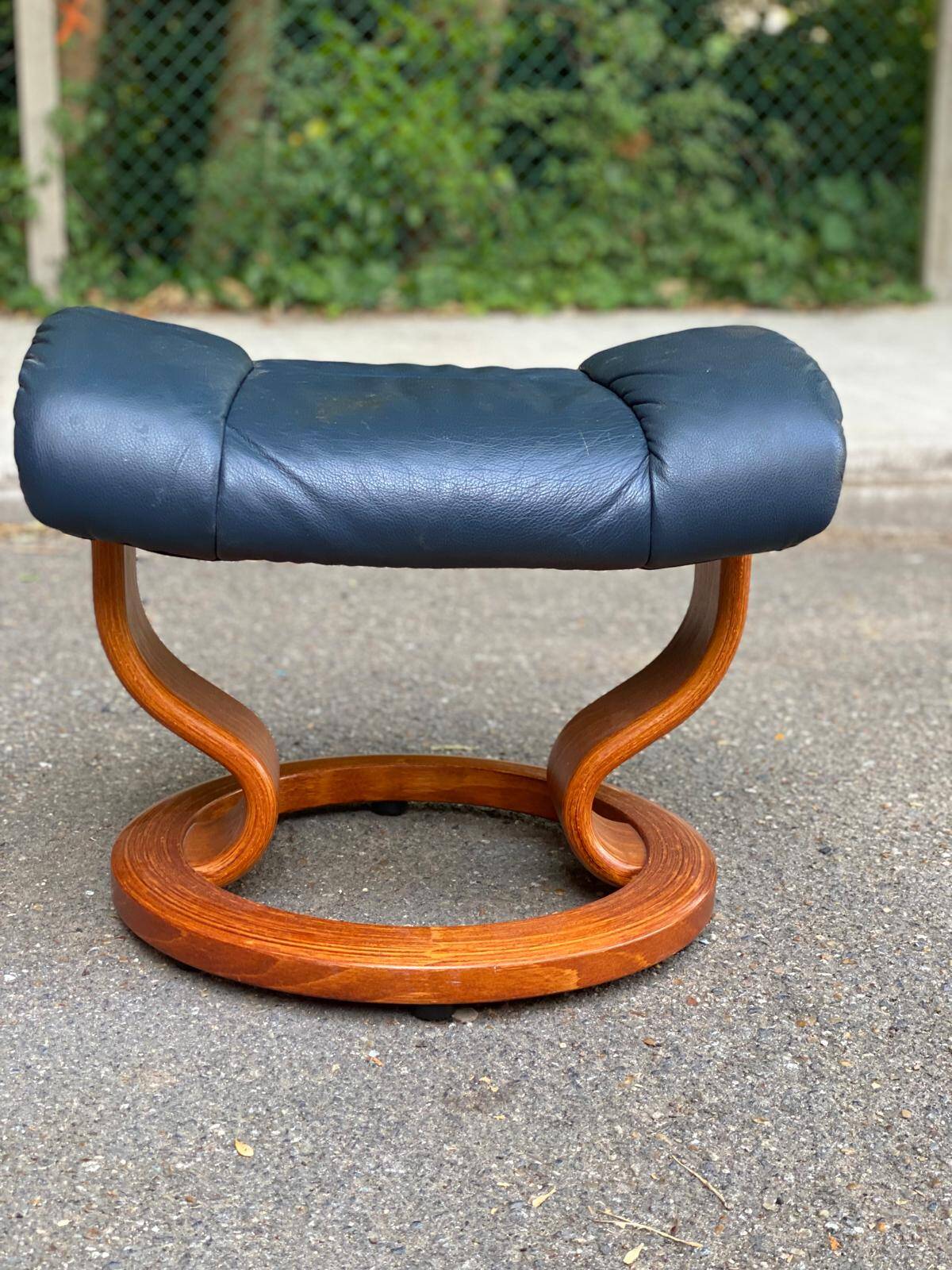Stressless scandinave en bois massif courbé et cuir bleu