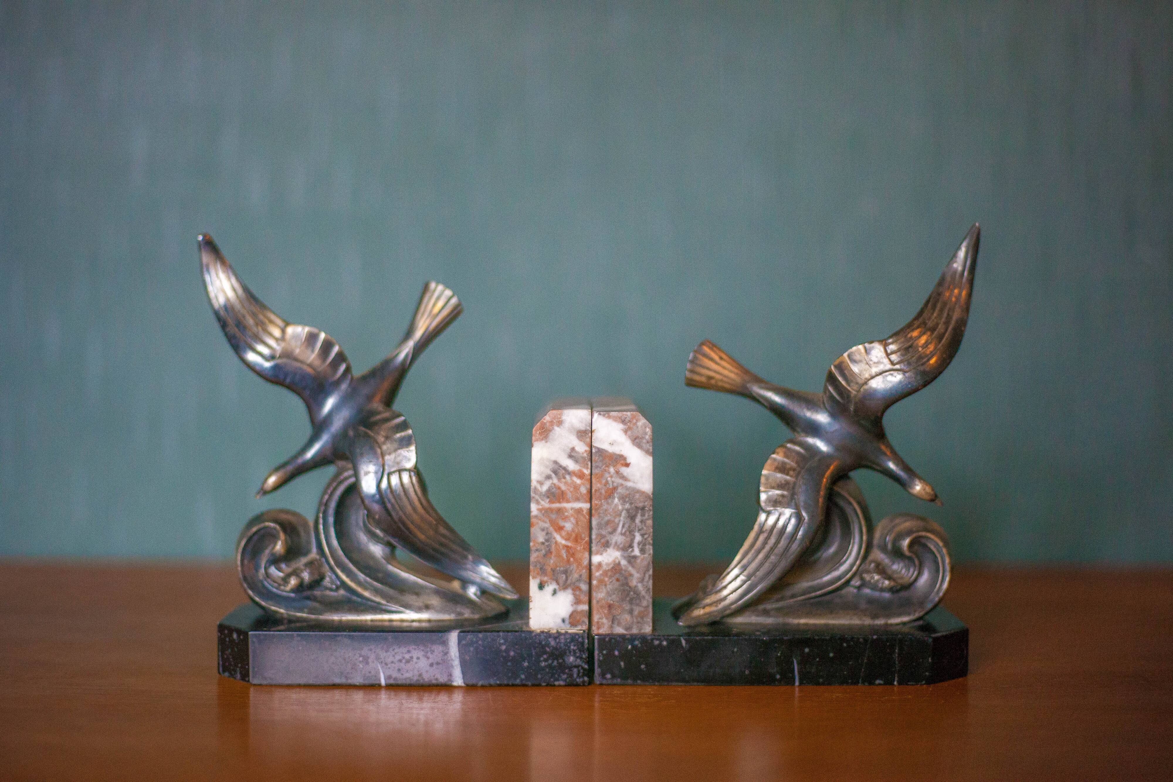 Pair of art deco seagull bookends in regulates and marble, bookcase, desk