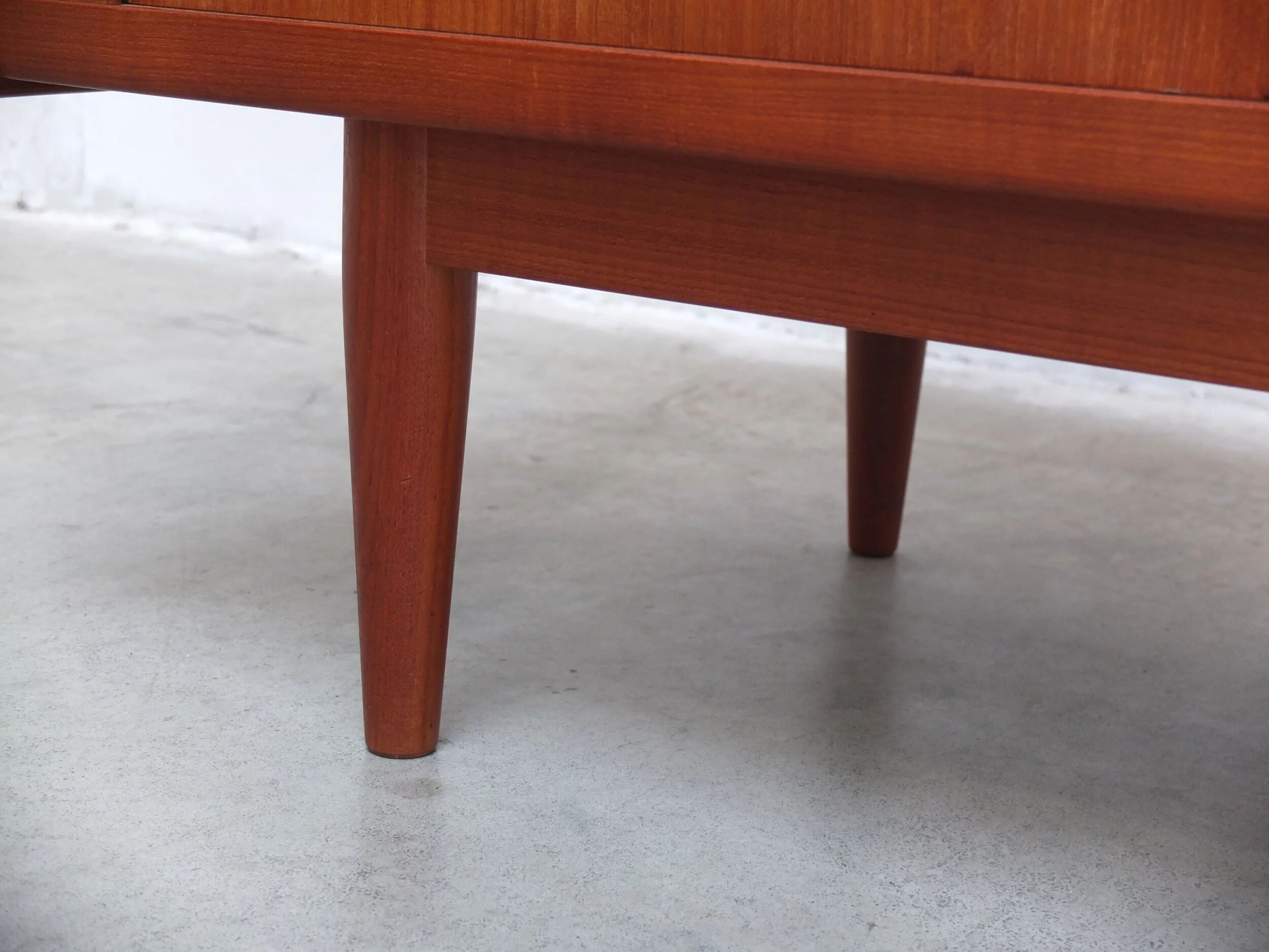 Buffet en teck danois avec portes tambour, années 1960.