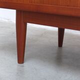 Buffet en teck danois avec portes tambour, années 1960.