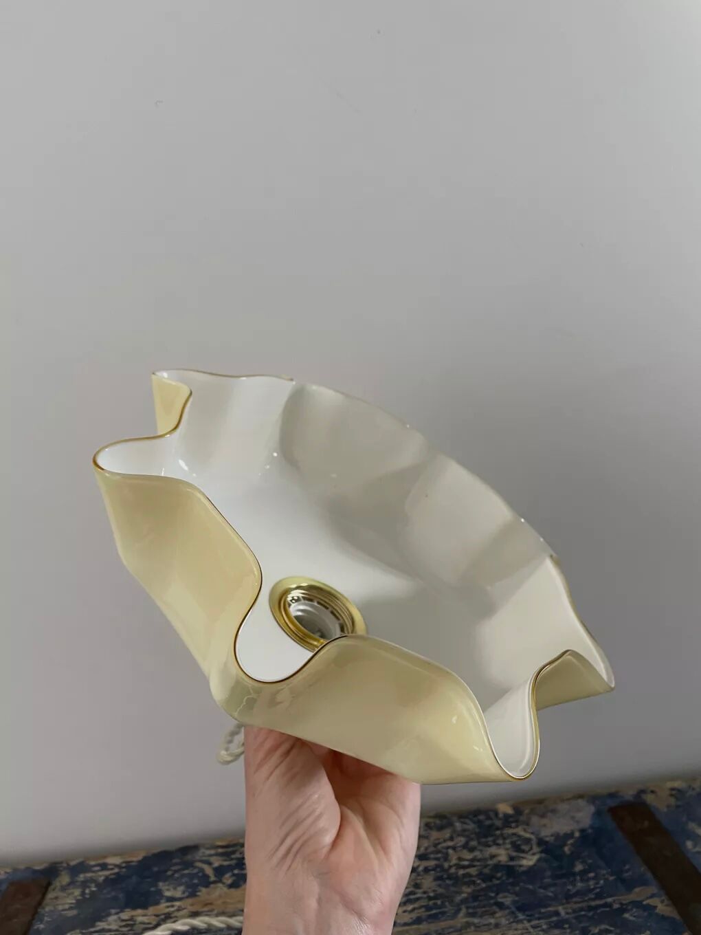 Beige opaline suspension