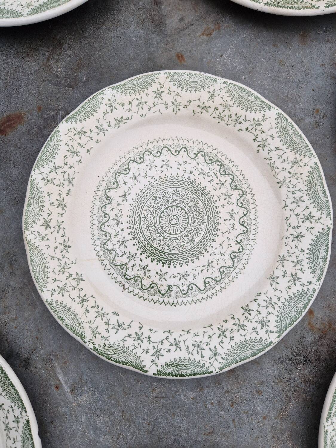 Lot of 8 flat plates in antique English earthenware, fine ware, with patterns.