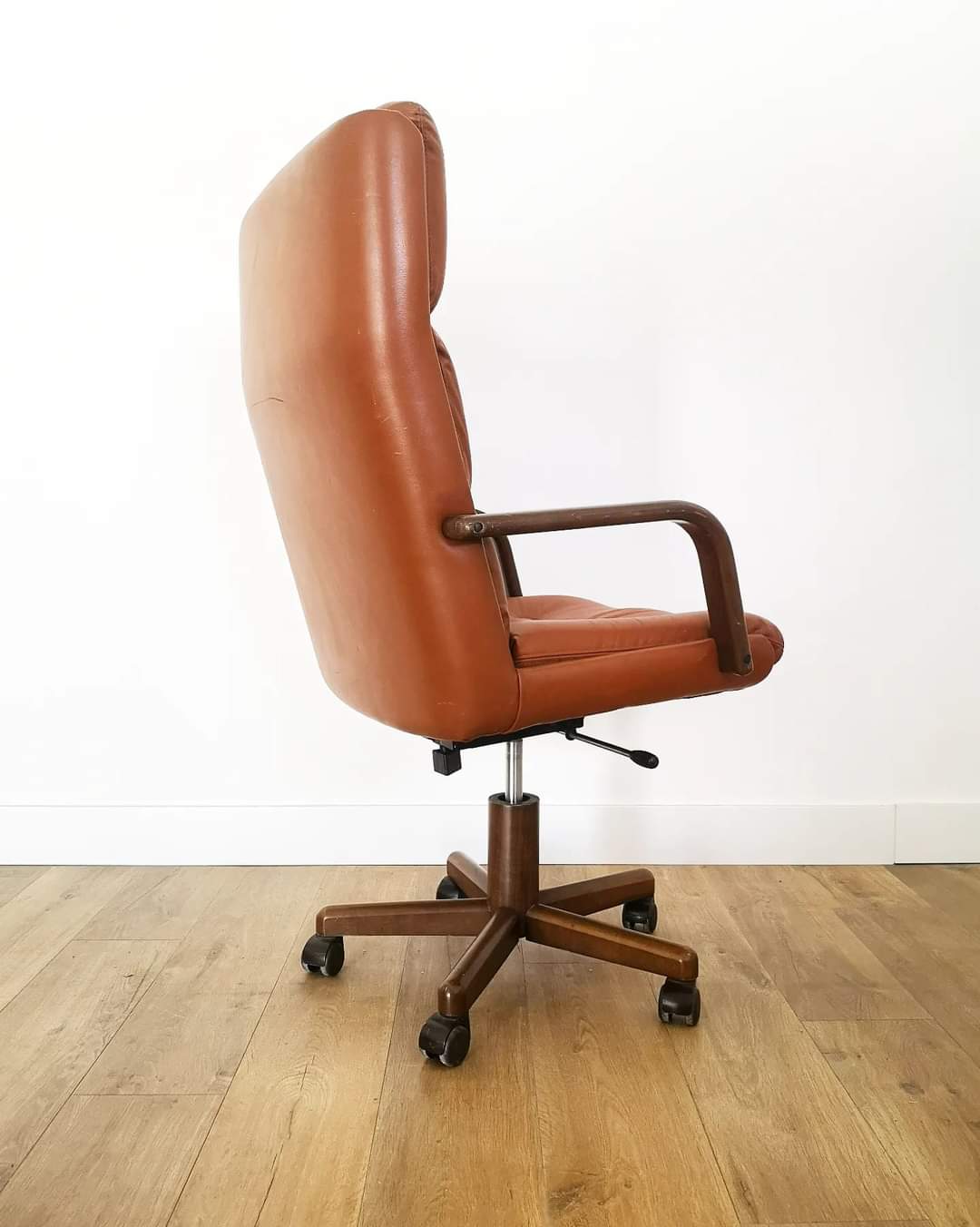 Office chair in upholstered skai