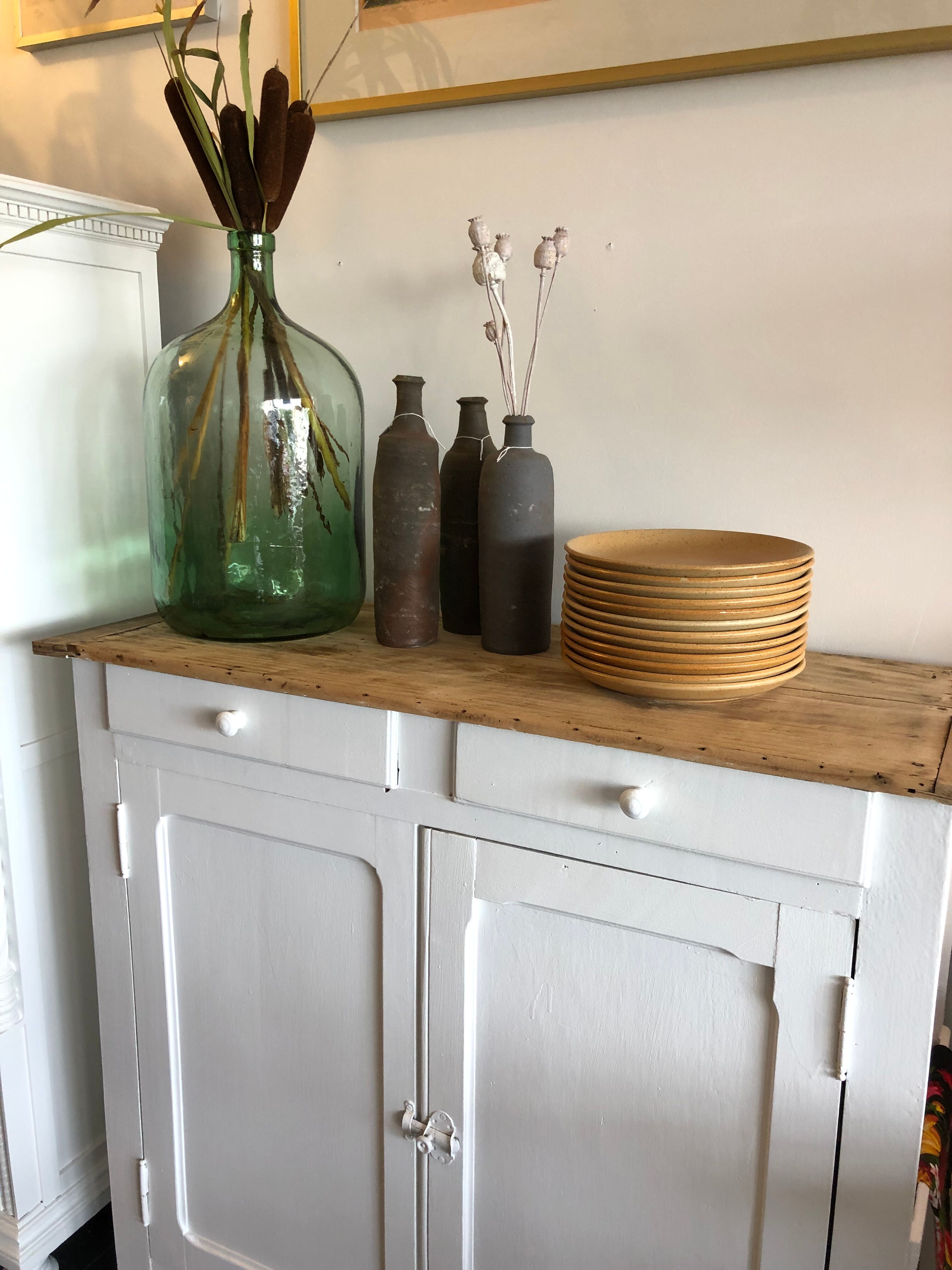 Suite de 12 assiettes plates en grès
