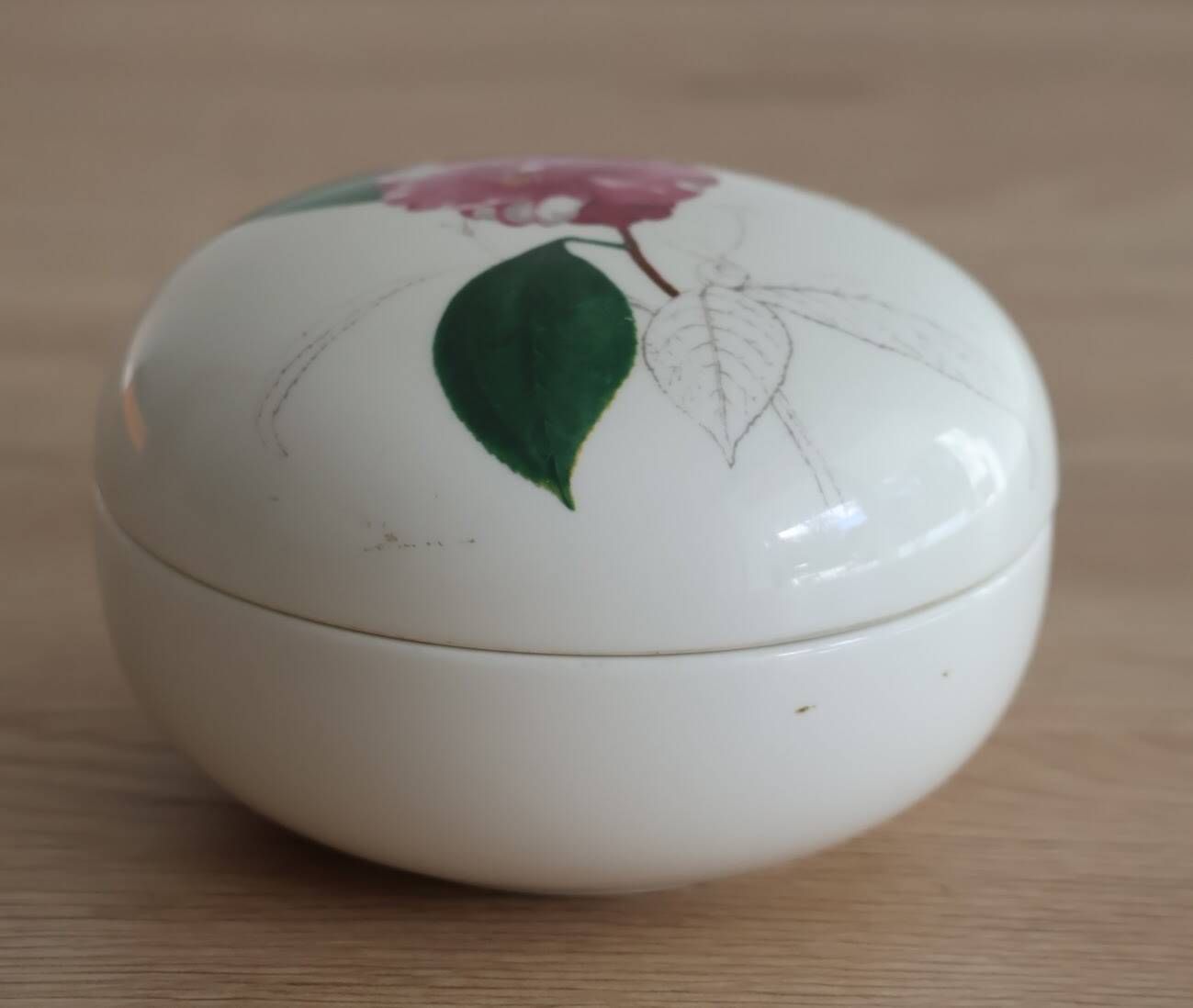 Villeroy & boch porcelain jewelry box model "camelia canduiflora"