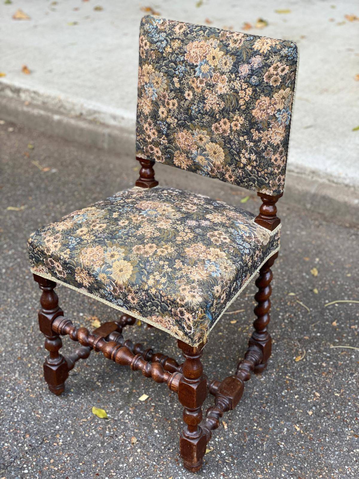 Chaise vintage Louis XIII bois massif et tissu