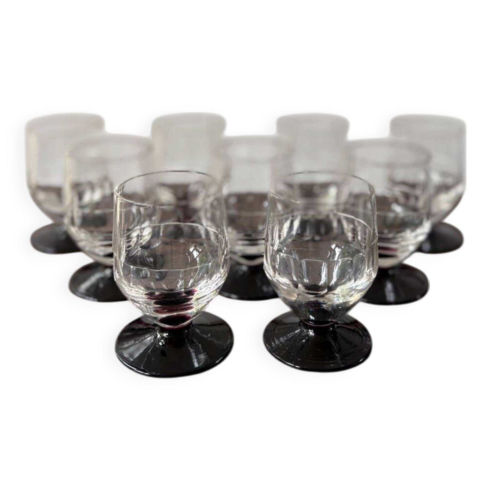 Set of 9 digestive glasses with chiseled garnet art deco feet