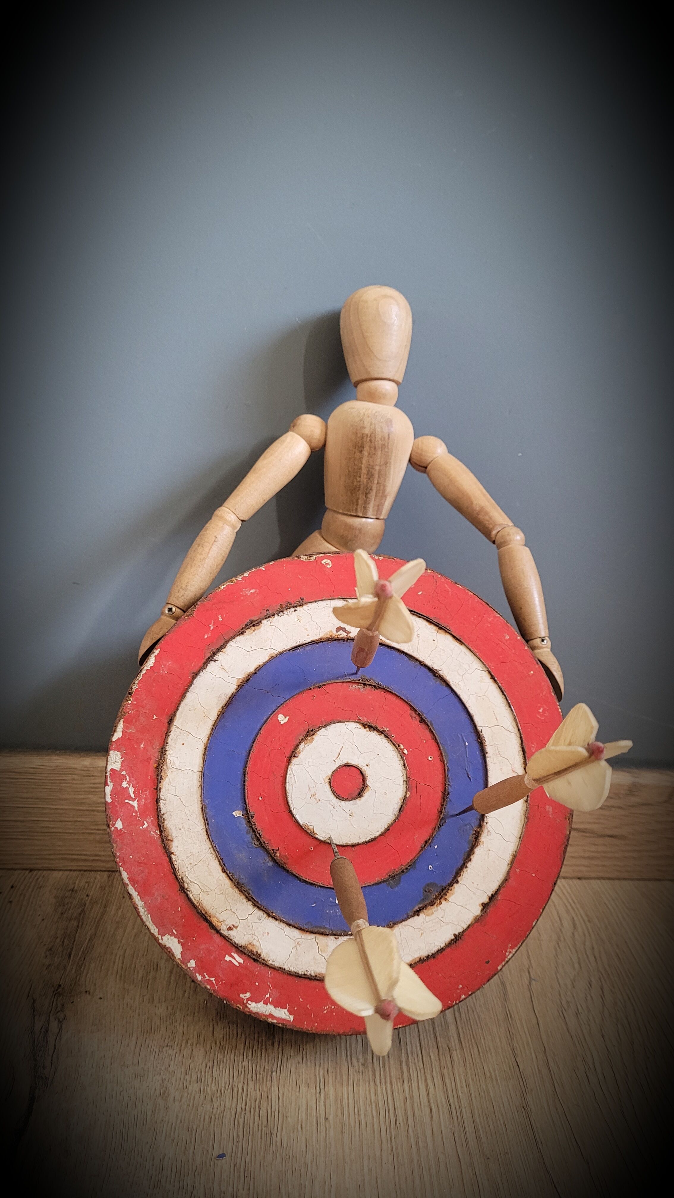 Shooting target with 3 arrows