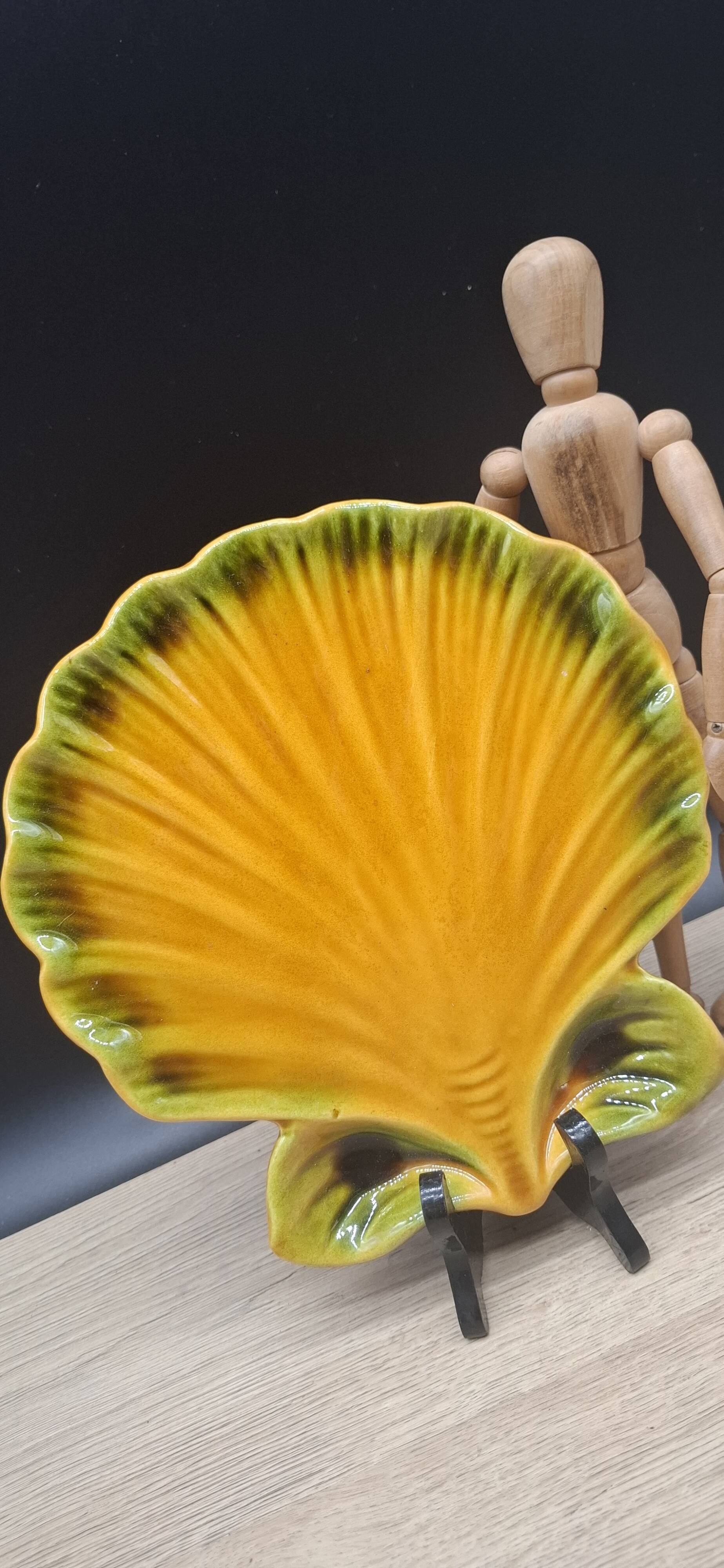 Vallauris dish with scallops and barbotine