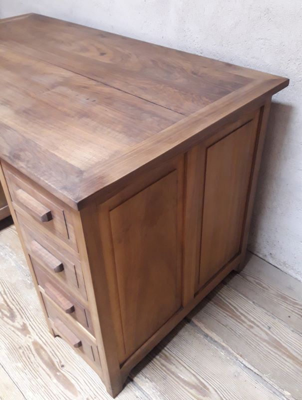 Minister's desk in walnut with drawers