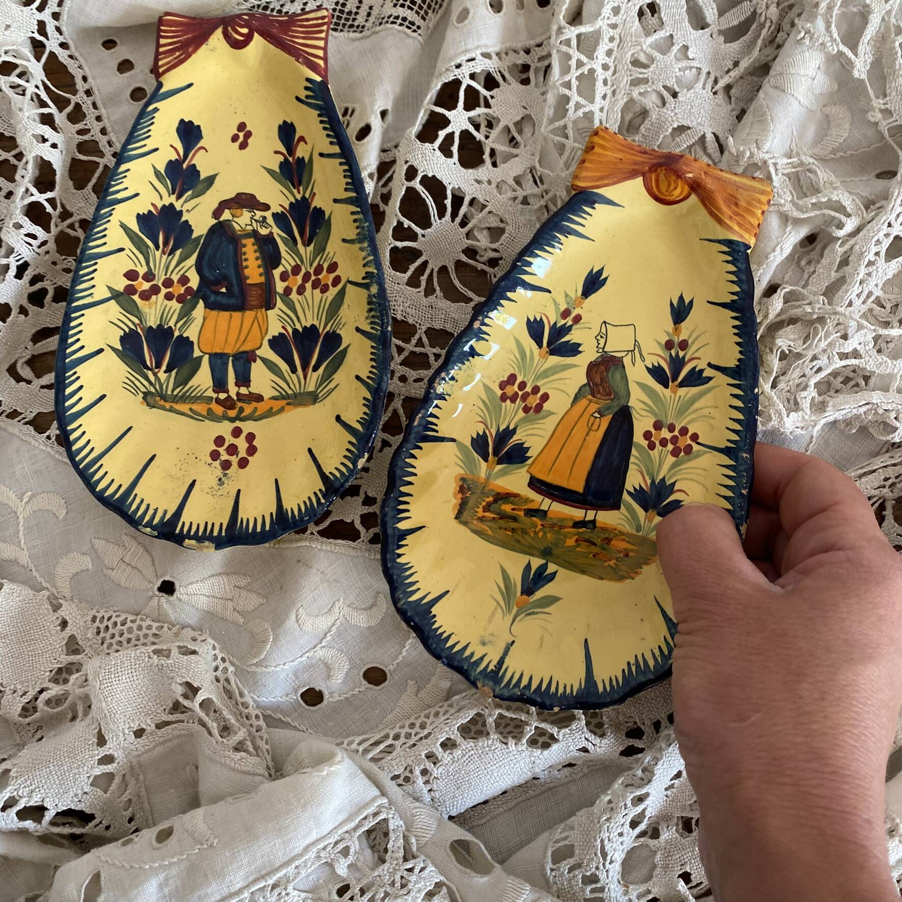Shell-shaped butter dishes by Henriot Quimper for placing or hanging.