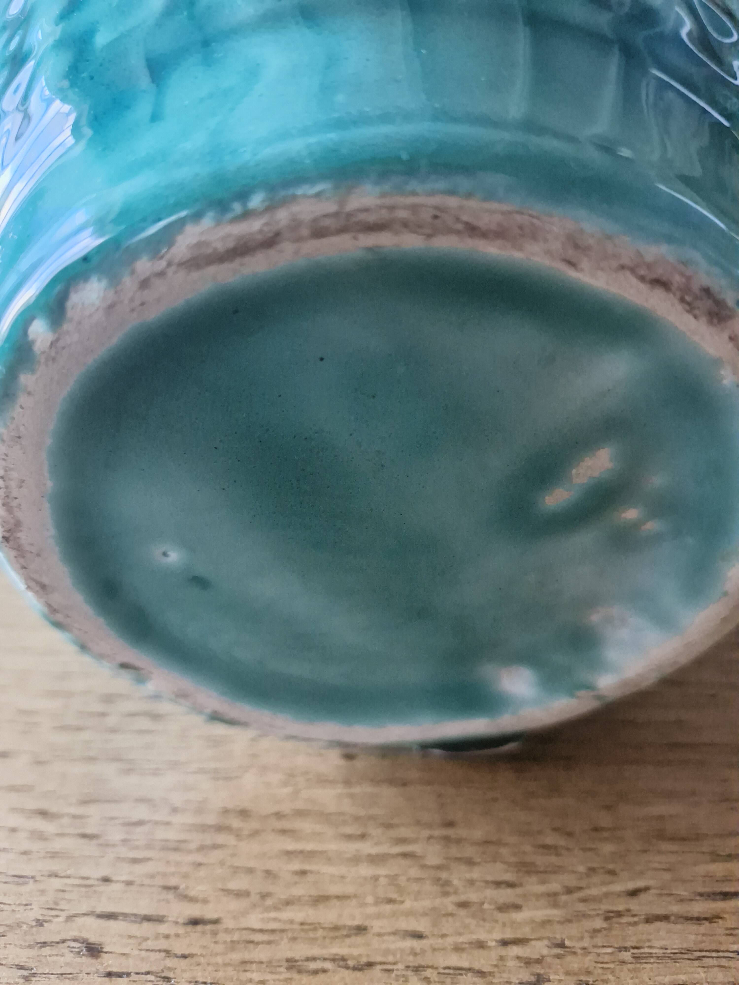 Vase ancien en barbotine bleu turquoise