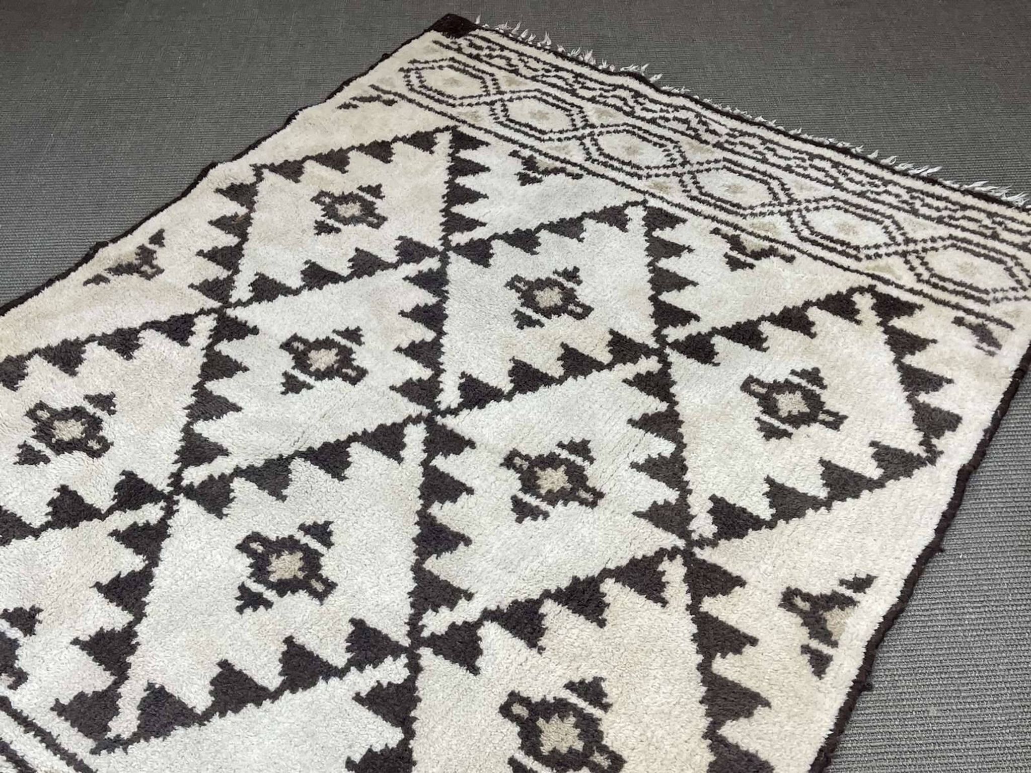 Handmade Moroccan wool rug - 1.70m x 1.20m.