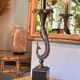 Lampe sculpturale vintage avec dauphin en bronze sur base en marbre noir -Holl