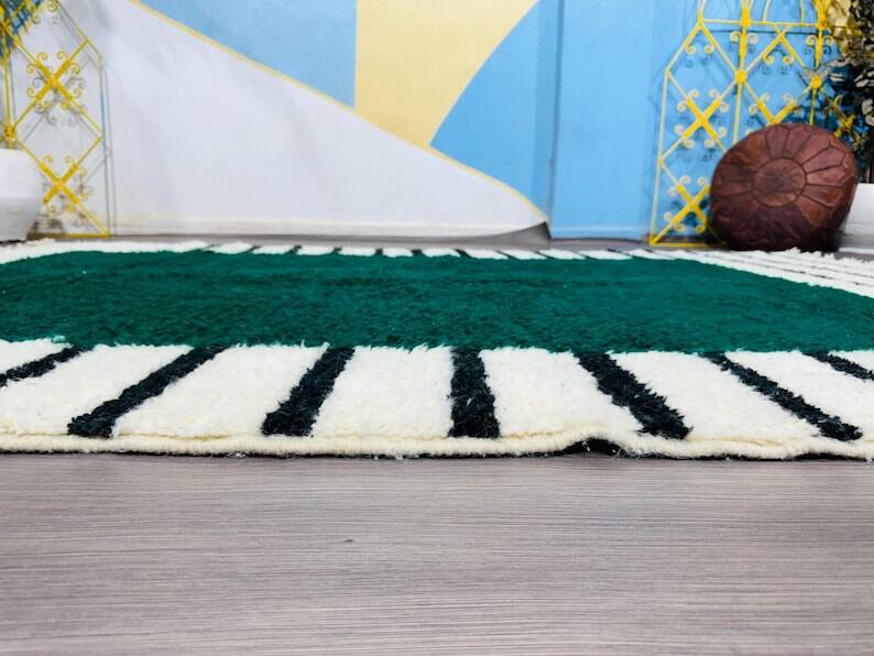 Traditional hand-woven Beni Mrirt rug, size 150 x 250 cm