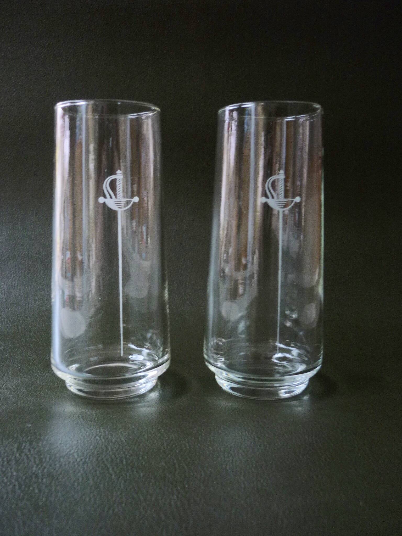Lot de 2 verres avec épée gravée