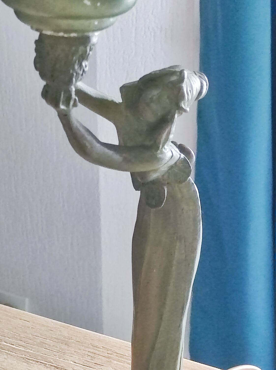 Women's statuette lamp