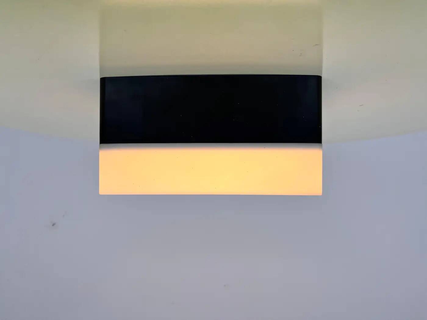 Paire de lampes murales ou plafonniers/flushmounts de design midcentury par Erco, années 1970.