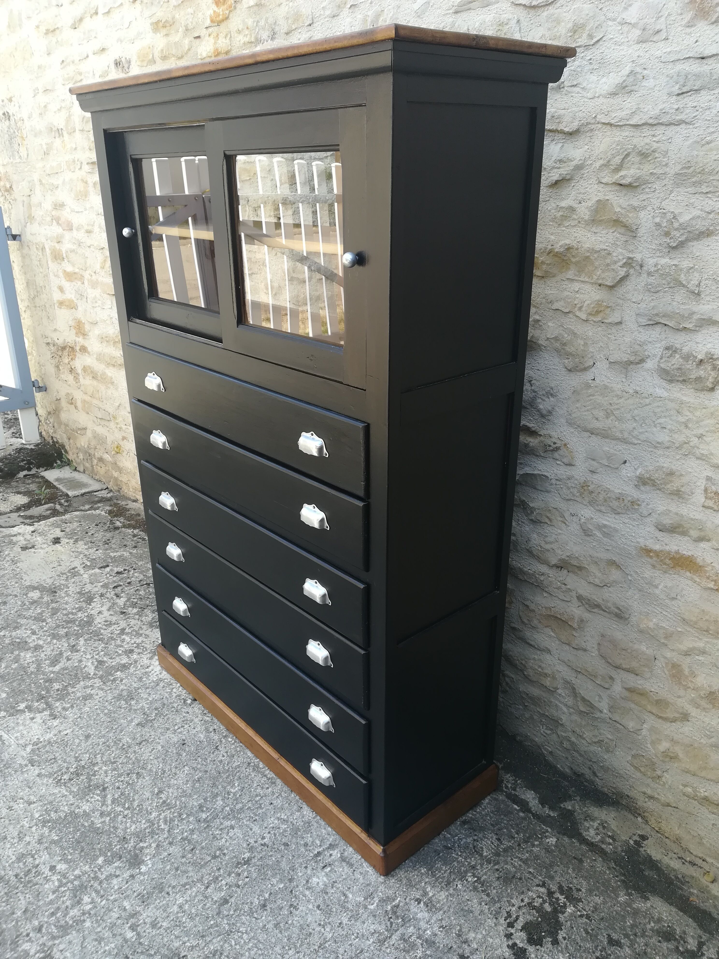 Meuble de métier a tiroirs et portes coulissante