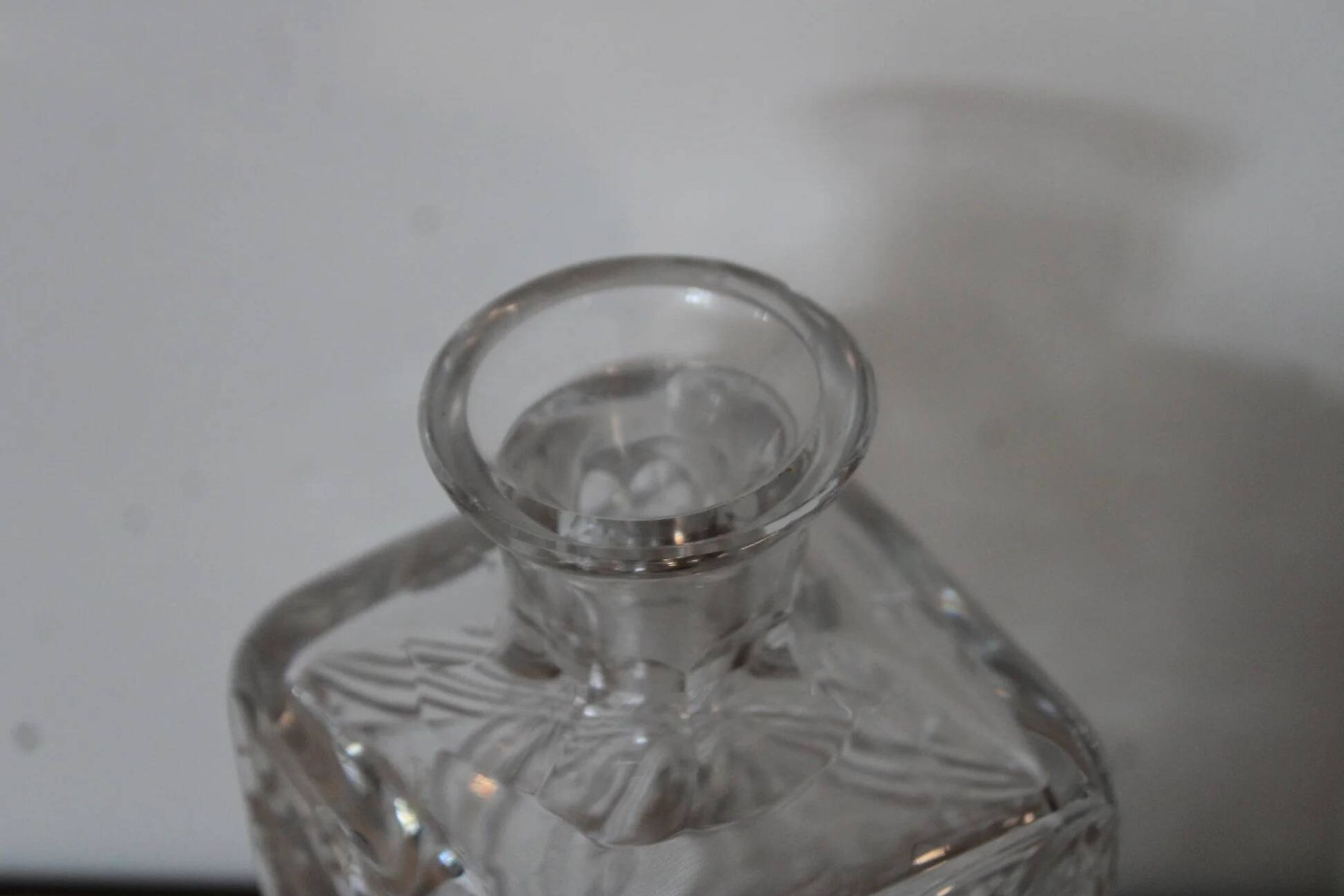 Carafe ancienne en verre taillé probablement en cristal – Motifs géométriques et bouchon assorti