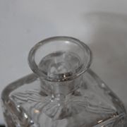Carafe ancienne en verre taillé probablement en cristal – Motifs géométriques et bouchon assorti