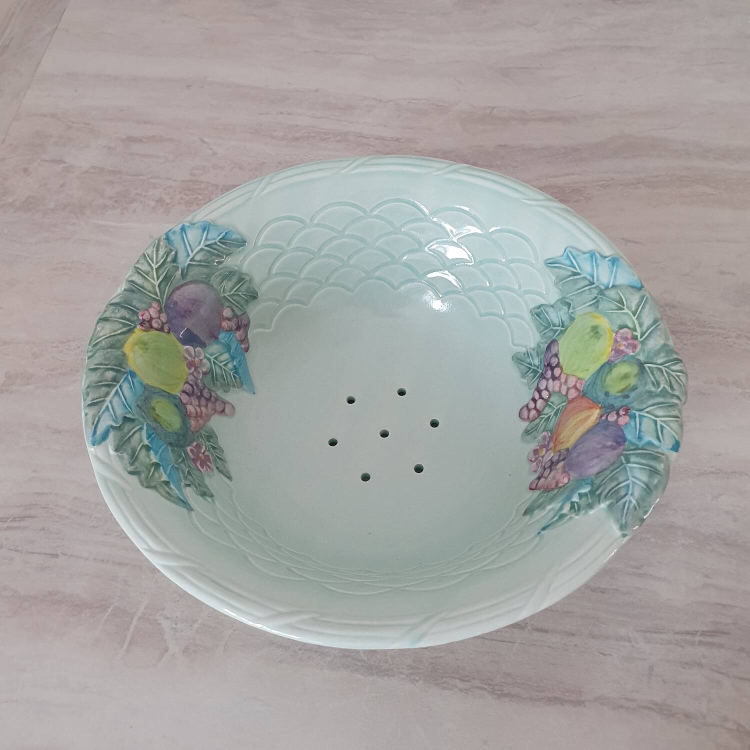 Fruit strainer / salad bowl in Barbotine