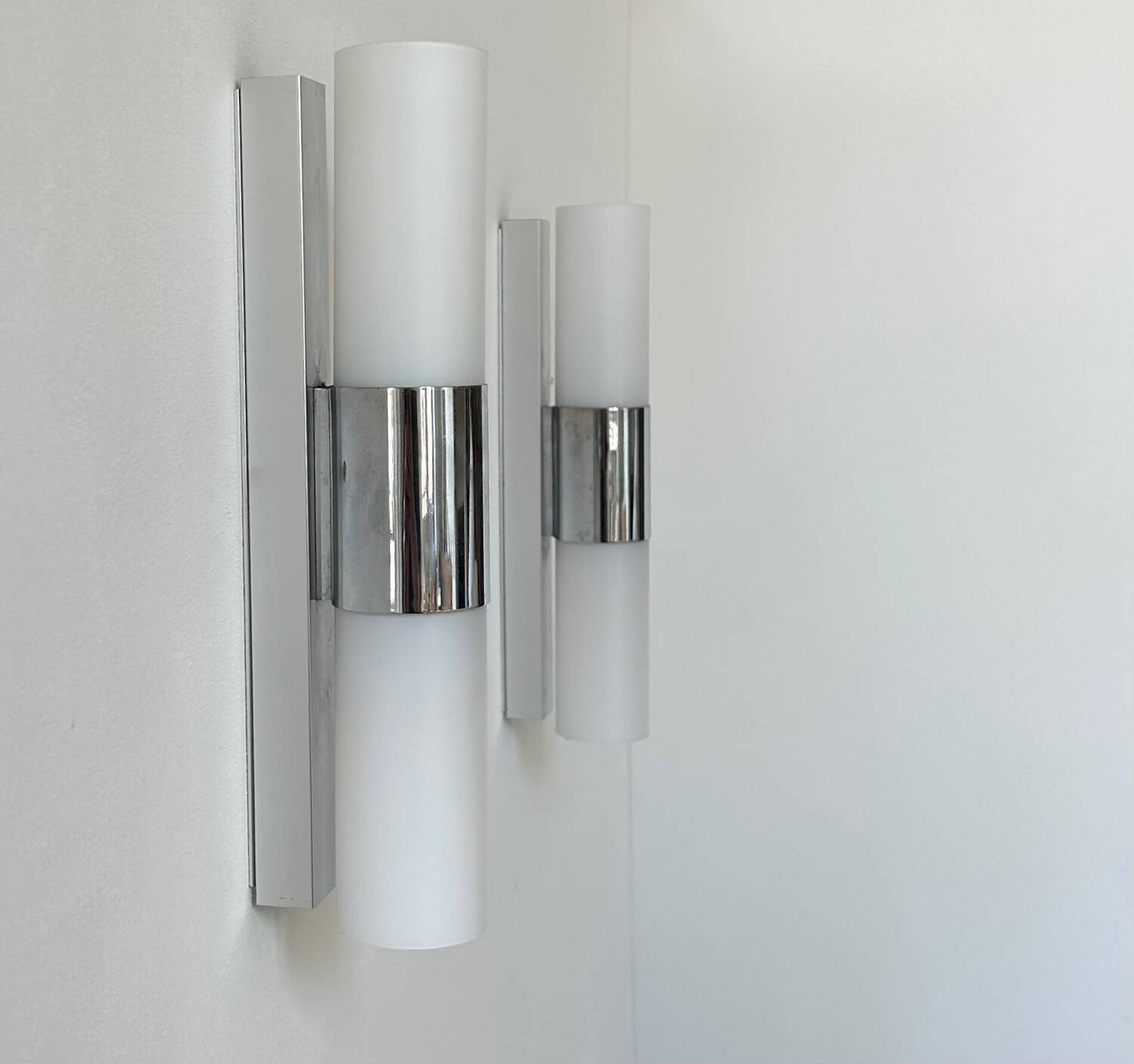 Paire d’appliques vintage, chrome et opaline, France 1970