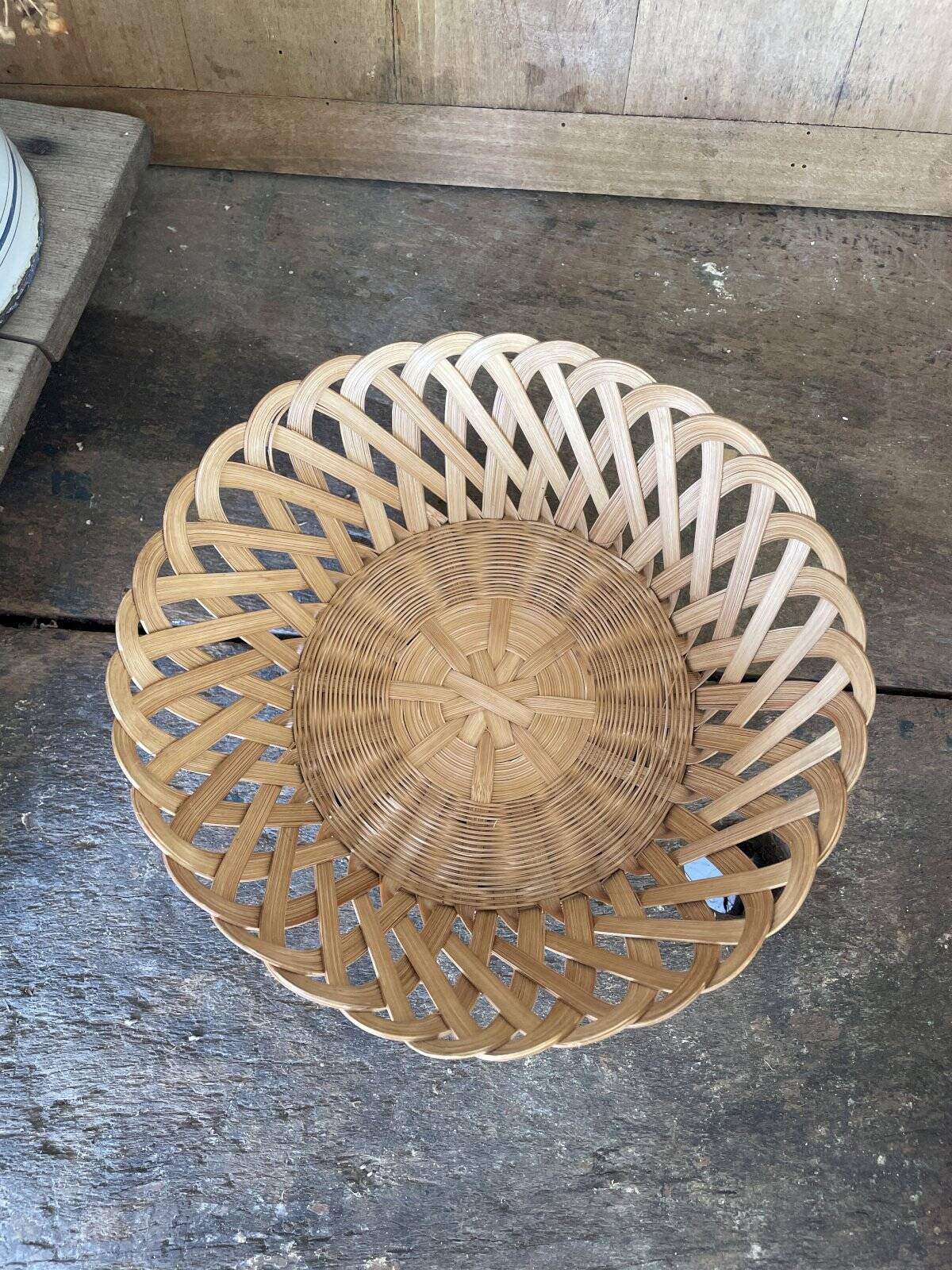Natural fine wicker basket with a diameter of 20 cm.