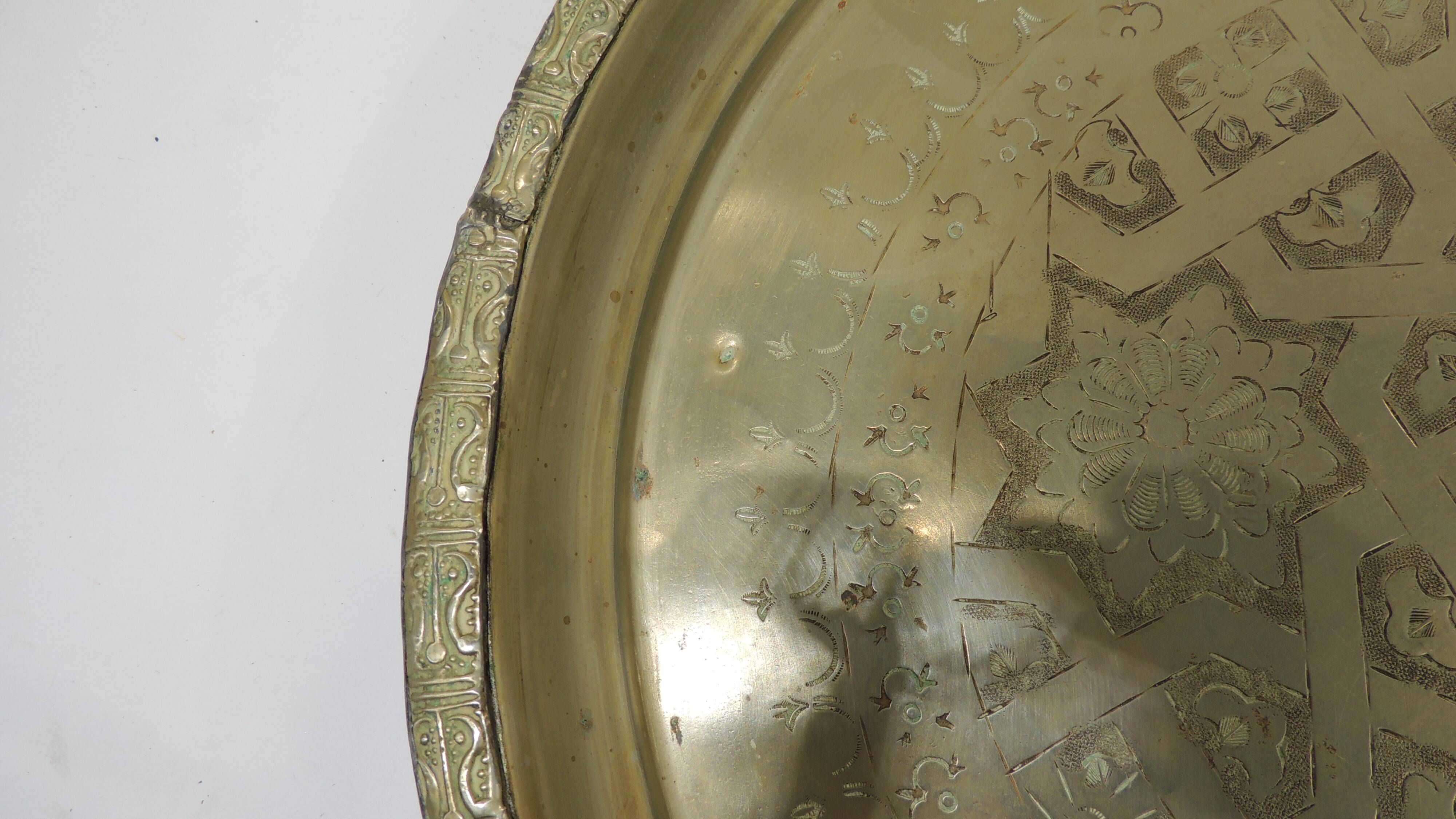 Serving tray or decoration / Artisanal North Africa / Vintage
