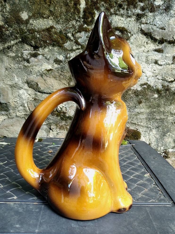 Zoomorphic pitcher cat