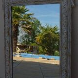 Miroir ancien chic et de style avec cadre bois sculpté en blanc cérusé et doré