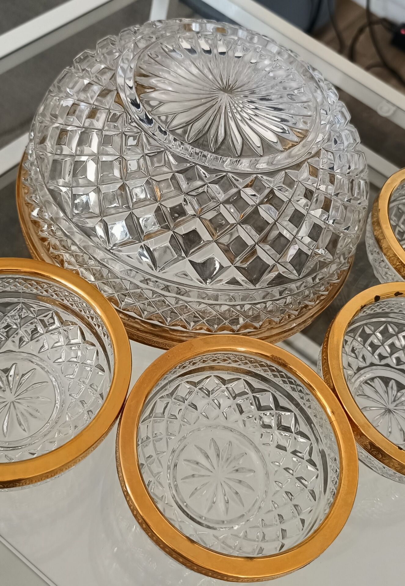 Salad bowl and diamond-shaped bowls in brass.