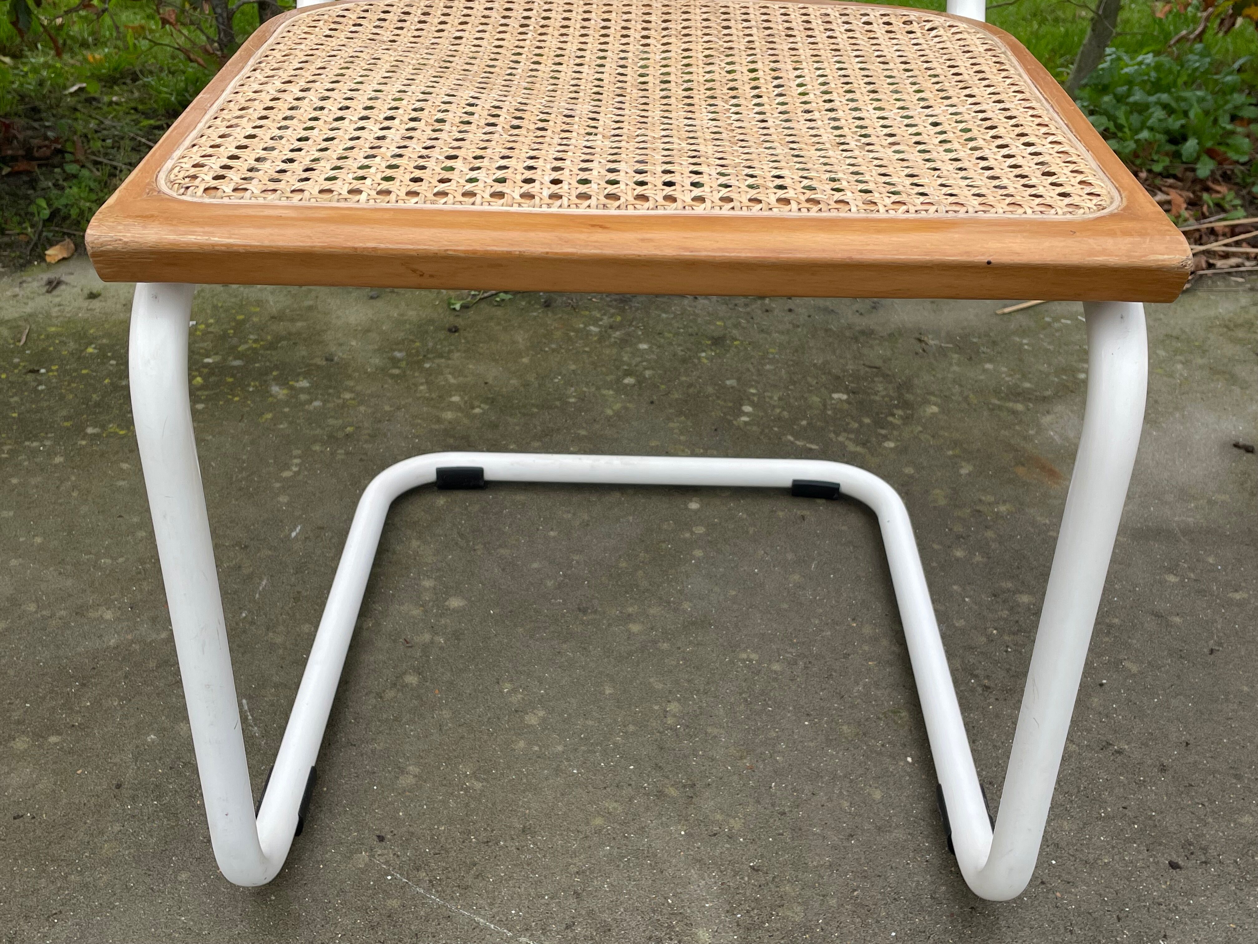 Chaise Cesca modèle b32 en blanc et bois par Marcel Breuer